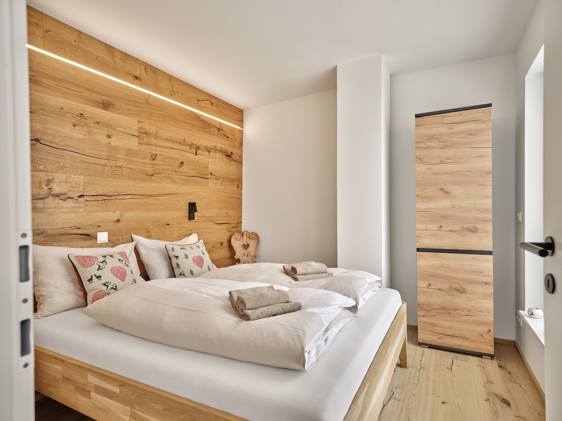 The double room, larch behind the bed